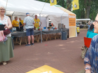 Beestro en terras op de markt van Melk en Honing 2026